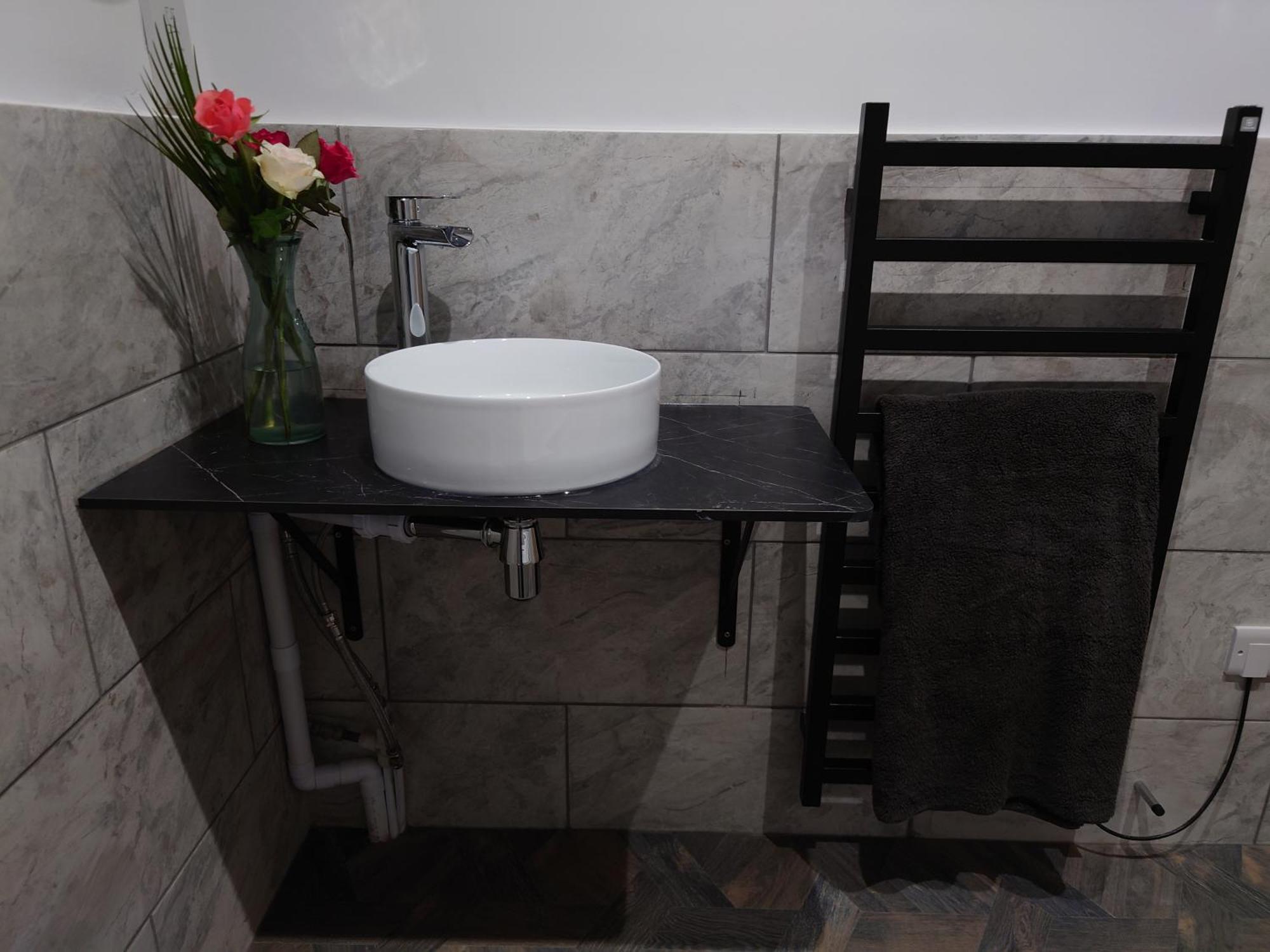 באת' Newly Renovated 2-Bed Bungalow מראה חיצוני תמונה